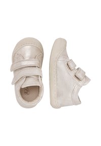 Scarpe per bambini in argento metallico con doppie strisce in Velcro, punta rotonda e suola texturizzata. Materiale morbido e dettagli di cucitura arricchiscono il design.