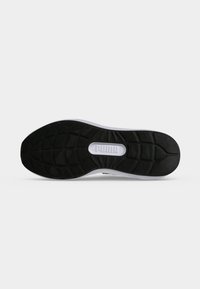 Μαύρη λαστιχένια σόλα παπουτσιού Puma με υφασμάτινα μοτίβα λαβής και το λογότυπο Puma στο κέντρο.