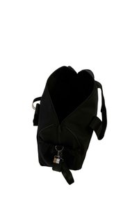 Borsa in tessuto nero con chiusura a zip, dotata di un'ampia apertura, tracolla regolabile e dettaglio in metallo. Interno vuoto.