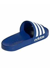 Adidas sandale u plavoj boji sa tri bijele pruge. Izrađene od teksturiranog materijala, sa debelim đonom i otvorenim dizajnom za prste.