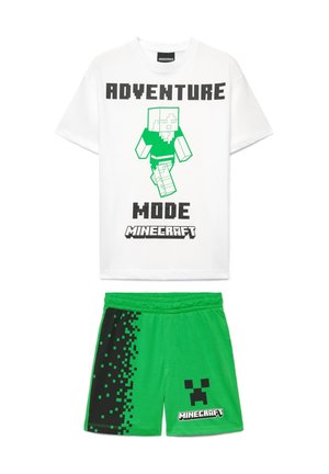 T-shirt bianca con personaggio Minecraft pixelato verde e scritta "Adventure Mode Minecraft", abbinata a pantaloncini verdi con motivo pixel nero e logo Minecraft.