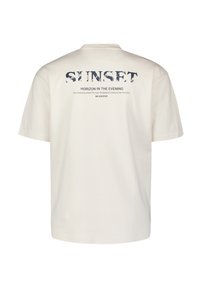 Crème-kleurige katoenen t-shirt met korte mouwen, voorzien van de tekst "ZONSONDERGANG HORIZON IN DE AVOND" en een logo op de achterkant.