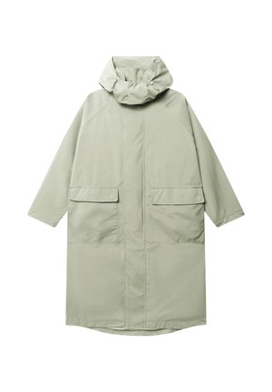 Jasnoszary długi płaszcz przeciwdeszczowy z kapturem, przedni zamek ukryty pod patką oraz dwie duże przednie kieszenie z patką.