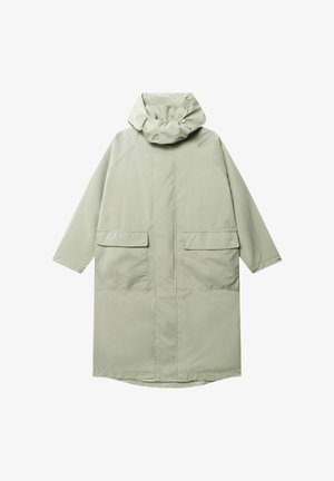 Jasnoszary długi płaszcz przeciwdeszczowy z kapturem, przedni zamek ukryty pod patką oraz dwie duże przednie kieszenie z patką.