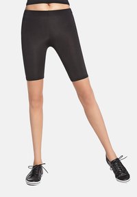 Czarne szorty rowerowe wykonane z elastycznego materiału, z wysokim stanem i dopasowanym krojem sięgającym do połowy uda.