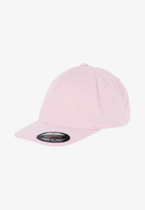 Világos rózsaszín vászon sapka ívelt szélekkel, szellőzőlyukakkal, valamint egy fekete ovális címkével, amelyen a márkaneve és a méret szerepel.