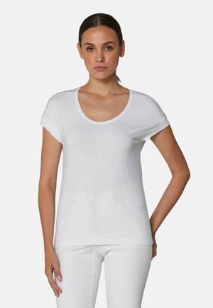 Witte t-shirt met korte mouwen en een ronde hals, gemaakt van zachte stof, met opgerolde mouwen en een ontspannen pasvorm. Katoene textuur, minimalistisch ontwerp.