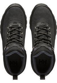 Czarne buty trekkingowe z trwałym skórzanym wierzchem, wzmocnioną osłoną palców i teksturowanym meshowym wyściółką, z metalowymi oczkami i gumową podeszwą.