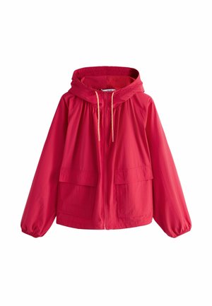 Jachetă roșie cu glugă, fermoar frontal, două buzunare mari cu clapetă, manșete elastice și șnururi bej la glugă, prezentată pe fundal alb.