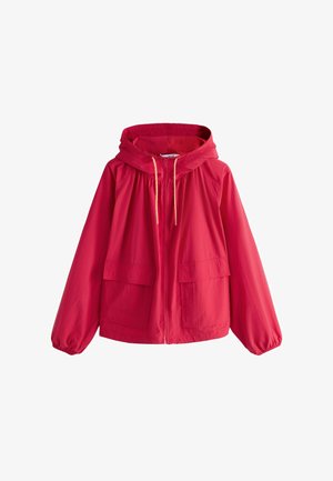 Sarkana jaka ar kapuci, priekšā rāvējslēdzējs, divas lielas kabatas ar atloku, elastīgas aproces un bēša krāsas auklas kapucī, attēlots uz balta fona.