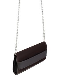 Pochette in camoscio marrone scuro con un accento in pelle nera liscia. Presenta una tracolla in catena argentata per il trasporto. Forma rettangolare, design minimalista.