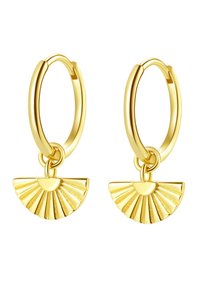 Pendientes de aro de oro con un colgante en forma de abanico que presenta líneas radiales y una superficie pulida. Diseño ligero con un acabado brillante.