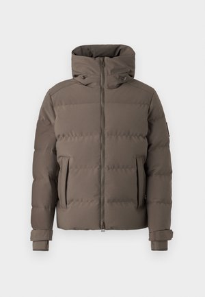 Pruun puffer-jakk, millel on kõrge krae, tõmblukk, kaks eesmist taskut ja reguleeritavad mansetid. Sile tekstuur ja räbaldatud disain.