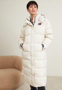 Tommy Jeans ALASKA LONG PUFFER - Piumino lungo - beige