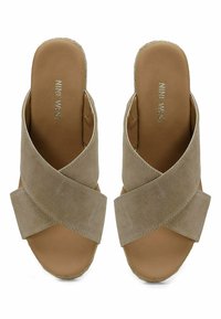Nine West UPENZA 4FX - Iešļūcenes ar papēdi - sand