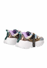 Sneakers chunky con una combinazione di stampa leopardata, bronzo metallizzato e accenti di viola pastello, dotati di una suola bianca testurizzata e lacci decorativi.