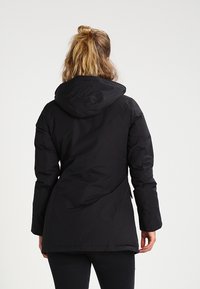 Doudoune noire avec capuche, manches longues et coupe droite. Comprend un tissu texturé et une finition lisse.