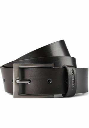 Cinturón de cuero negro con hebilla rectangular plateada, enrollado con agujeros visibles y nombre de la marca grabado en el lazo de cuero.