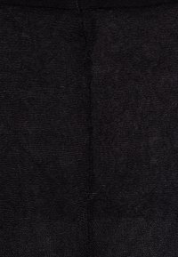 Tissu noir avec un motif texturé en côtes. Le matériau semble doux et légèrement extensible, adapté à divers articles vestimentaires.