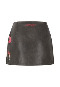 Falda de cuero sintético negra con acentos gráficos multicolor y logotipo bordado. Presenta una forma elegante y aerodinámica con una textura suave.