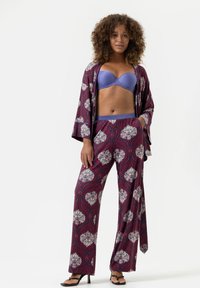 Bordeaux gemarmerd twee-delige loungewear set met wijde broekspijpen en een bijpassende kimono. Kenmerkt zich door bloemaccenten en een effen paarse beha.