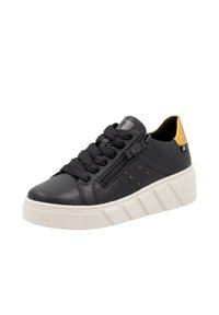 Baskets synthétiques noires avec une finition texturée, des lacets proéminents, une fermeture éclair sur le côté, un accent doré au niveau du talon et une semelle blanche de traction rembourrée.