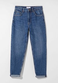 Jeans de mezclilla azul con un diseño de pierna recta, puños enrollados, bolsillos frontales y cierre de botón. Textura suave y detalles de costura clásica.