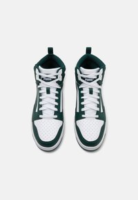 Zapatillas altas con una combinación de colores verde y blanco. Tienen una caja de dedos perforada, cordones blancos, un cuello acolchado y el logo de Puma.