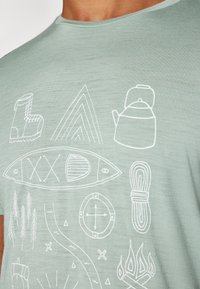 icebreaker MEN MERINO 150 TECH LITE SS TEE CAMP ESSENTIALS - Sportovní tričko - moss