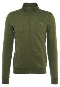 Tmavě zelená bunda na zip vyrobená z texturované látky, s vysokým límcem a bočními kapsami, na hrudi je malé vyšívané logo.