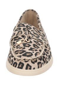 Luipaardprint instapschoen met een zachte suede bovenkant, beige basis, elastische band en goudkleurige hardwareaccent aan de voorkant.
