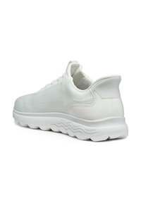 Scarpa atletica bianca con una tomaia in maglia testurizzata e dettagli in pelle liscia, dotata di una suola imbottita e un modello di battistrada ondulato.