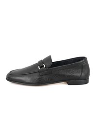 Schwarze Lederloafer mit strukturiertem Finish, abgerundeter Zehenpartie und einem dekorativen Riemen mit silberfarbenen Hardware-Akzenten. Flache Absatzgestaltung.