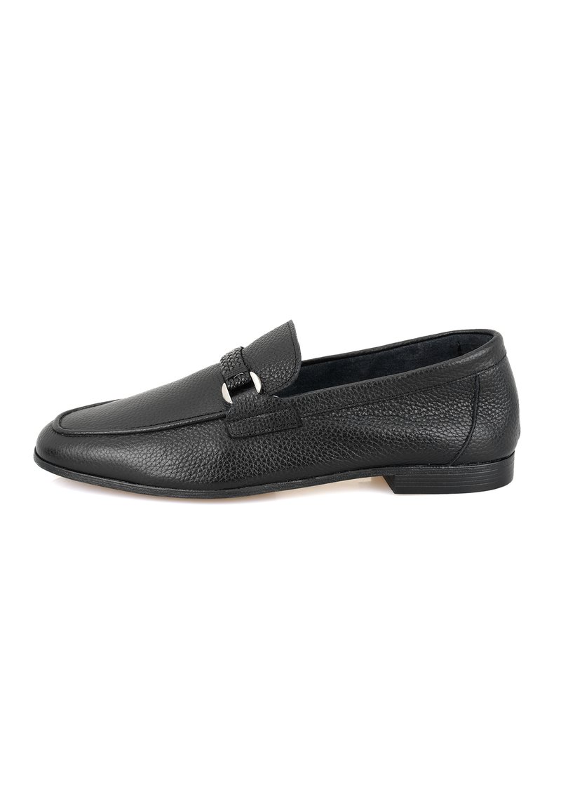 Schwarze Lederloafer mit strukturiertem Finish, abgerundeter Zehenpartie und einem dekorativen Riemen mit silberfarbenen Hardware-Akzenten. Flache Absatzgestaltung.