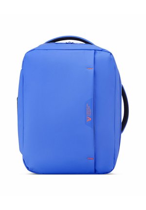 Valise souple bleue rectangulaire avec poignées noires en haut et sur le côté, et petit logo orange au centre devant.