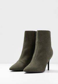 Anna Field Kotníková obuv na vysokém podpatku - dark green