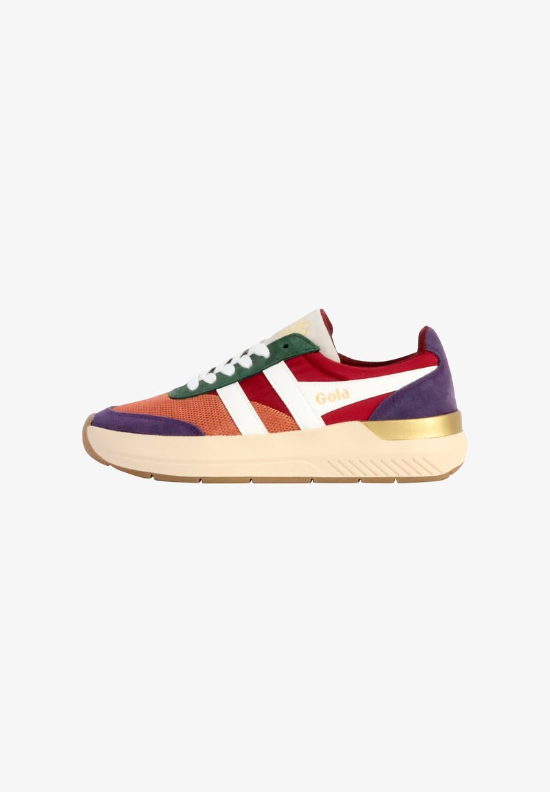 Zapatilla multicolor con malla naranja, acentos rojos y verdes, rayas blancas y gamuza morada. Presenta una suela dorada para un detalle adicional.