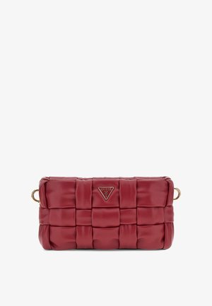 Rød quilted faux lædertaske med guldhardware og et trekantet logoakcent. Firkantet form med en blød tekstur og afrundede kanter.