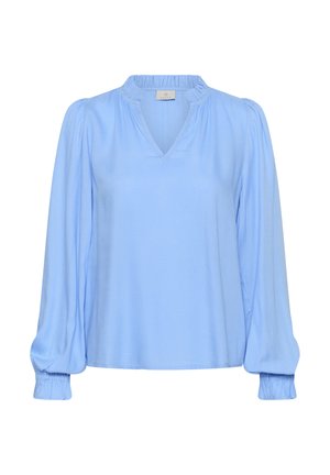 Világoskék blúz laza szabással, V-nyakkivágással, redőzött kerek nyakkal és hosszú, puffadt ujjak rugalmas mandzsettával. Sima anyag, minimális díszítés.