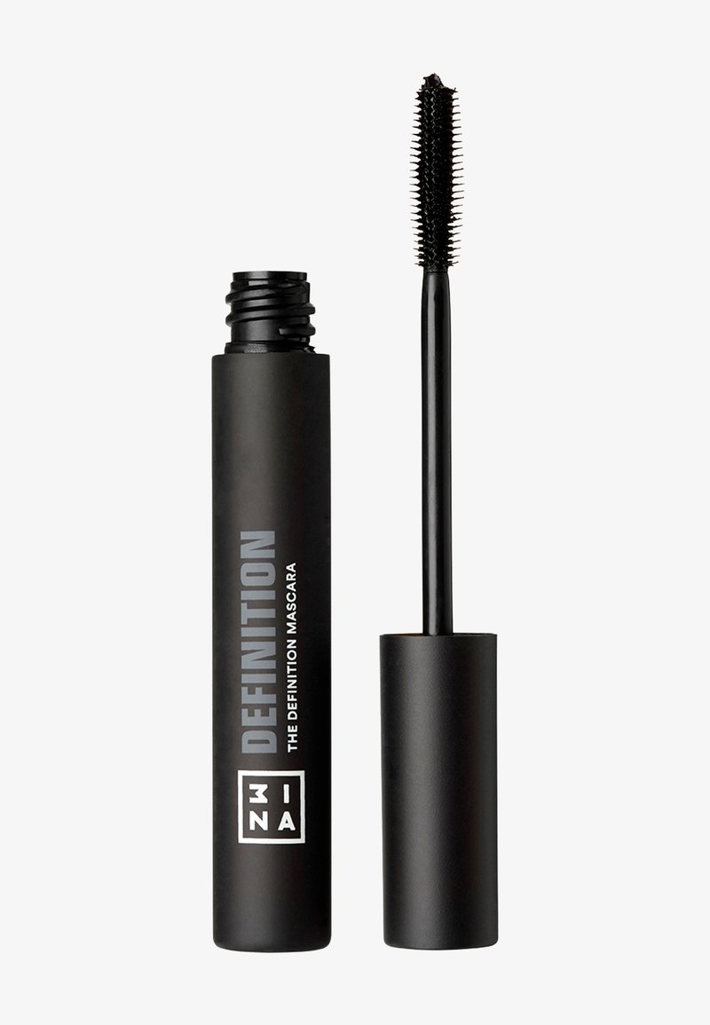 Tubetto di mascara nero con finitura opaca, con testo bianco sulla parte anteriore. Include un lungo applicatore nero con setole fitte per l'applicazione.
