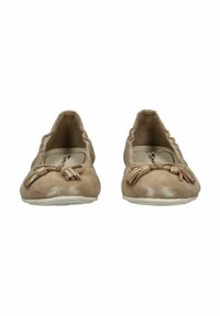 Ballerine in suede beige con punta arrotondata, bordi arricciati e frange decorative sul davanti. Texture morbida con suola piatta.