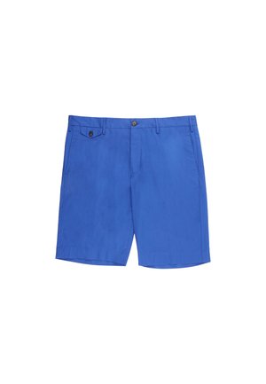 Blauwe herenshorts tot over de knie met zij- en klepzakken met knopen, riemlussen en een vooraan knoop- en ritssluiting.