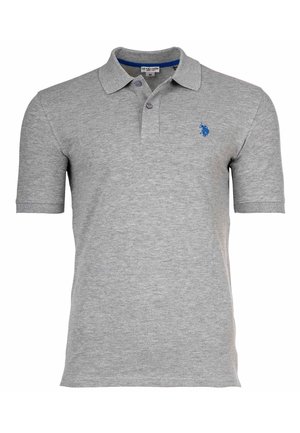 Camiseta polo gris de manga corta con dos botones, un cuello y un pequeño logo bordado en azul de un caballo y jinete en el pecho izquierdo.