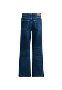 Jean large bleu foncé à taille mi-haute, doté de deux poches arrière et d'une pièce en cuir au niveau de la ceinture. Texture denim lisse.