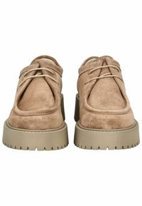 Scarpe beige in suede con punta rotonda, parte superiore testurizzata e chiusura con lacci. Suole in gomma beige spesse con motivo battistrada.