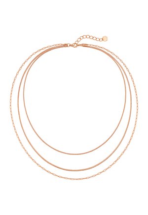 Collier délicat à triple chaîne en or rose avec fermoir réglable et petit pendentif en forme de fleur sur fond blanc.