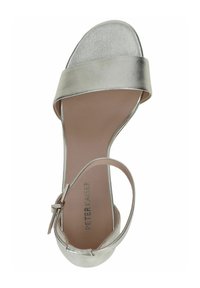 Sølvlæder sandal med en bred forreste rem, ankelrem og en slank hæl. Har en glat tekstur og minimalistisk design.