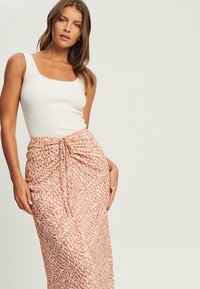TUSSAH LEILA  - Maxisukňa - beige lurex abstract
