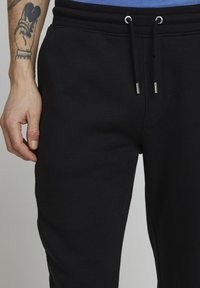 Solid SDROUVEN REGULAR FIT - Jogginghose - true black