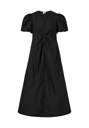 Zwarte midi-jurk met pofmouwen, V-hals en gedraaide detail aan de voorkant ter hoogte van de taille, die iets uitloopt richting de zoom.